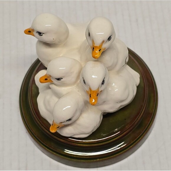Vintage Ceramic baby ducks figurine Signed - Picture 6 of 9